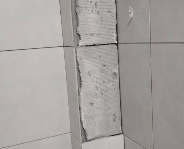中江瓷砖空鼓维修公司分享下瓷砖施工前基层浇水润湿程度不足，可能导致以下问题